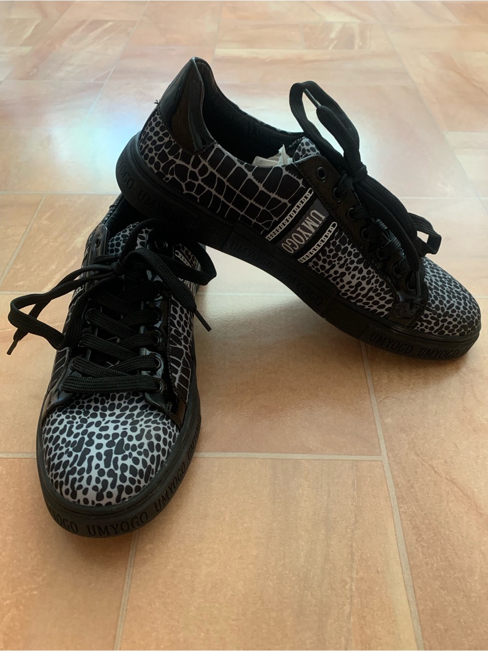 Umyogo Men's Black, White & Gray Snakeskin Pattern Low-Top Sneakers Shoes